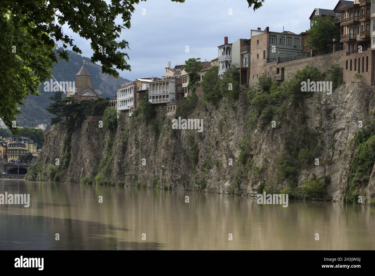 Il centro della Vecchia Tbilisi. Case in alta banca del fiume Kura. Foto Stock