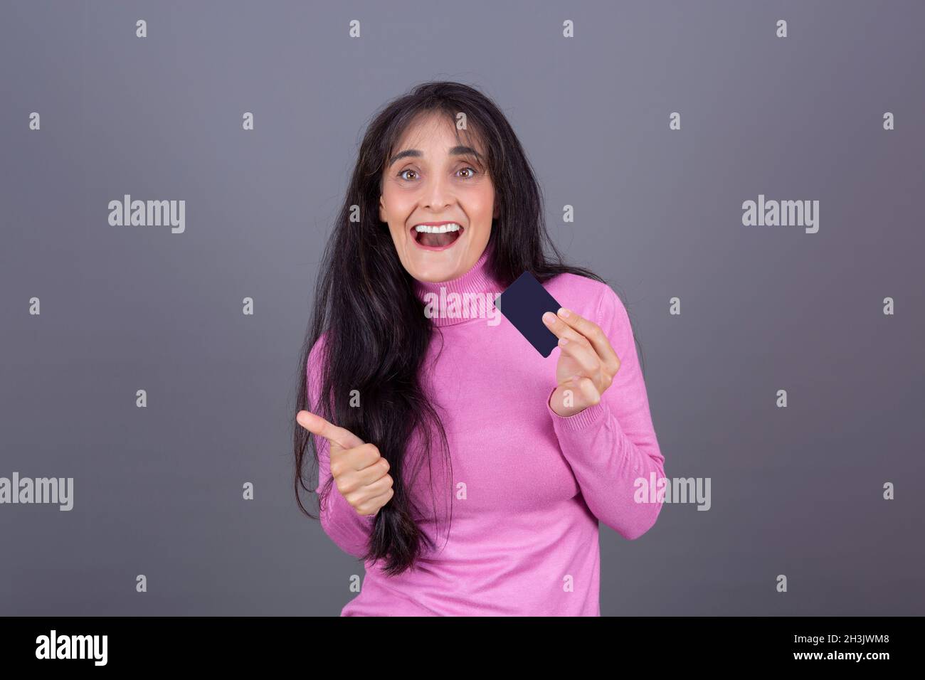 bella donna sorridente e felice con carta in mano Foto Stock
