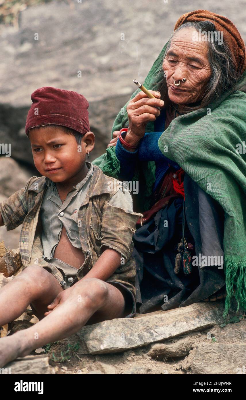 Nepal, zona di Annapurna, donna del gruppo etnico Gurung. Foto Stock