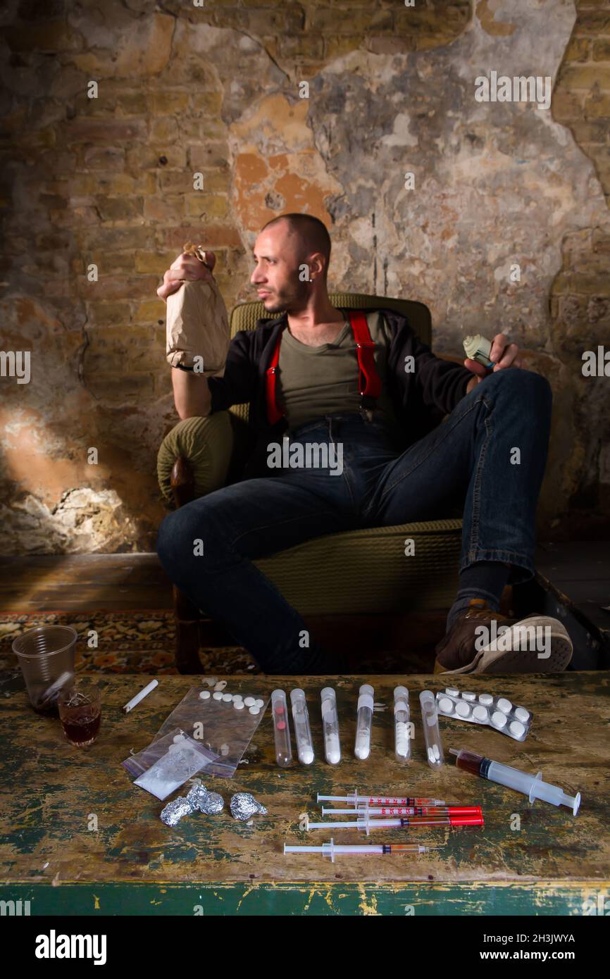 Il trafficante di droga che mostra il denaro Foto Stock