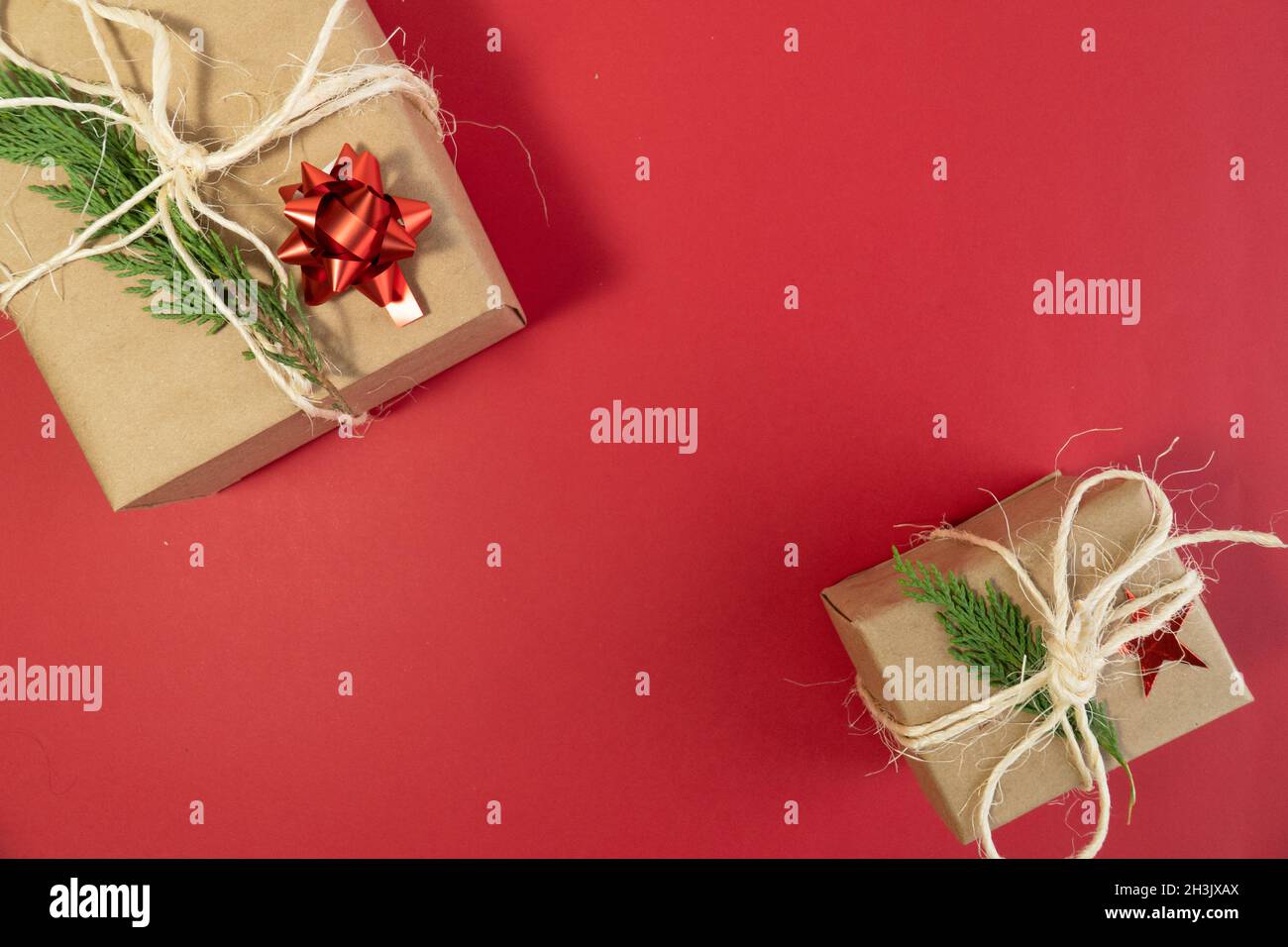 Due confezioni regalo Noel su sfondo rosso, vista dall'alto, spazio per foto e copie Foto Stock