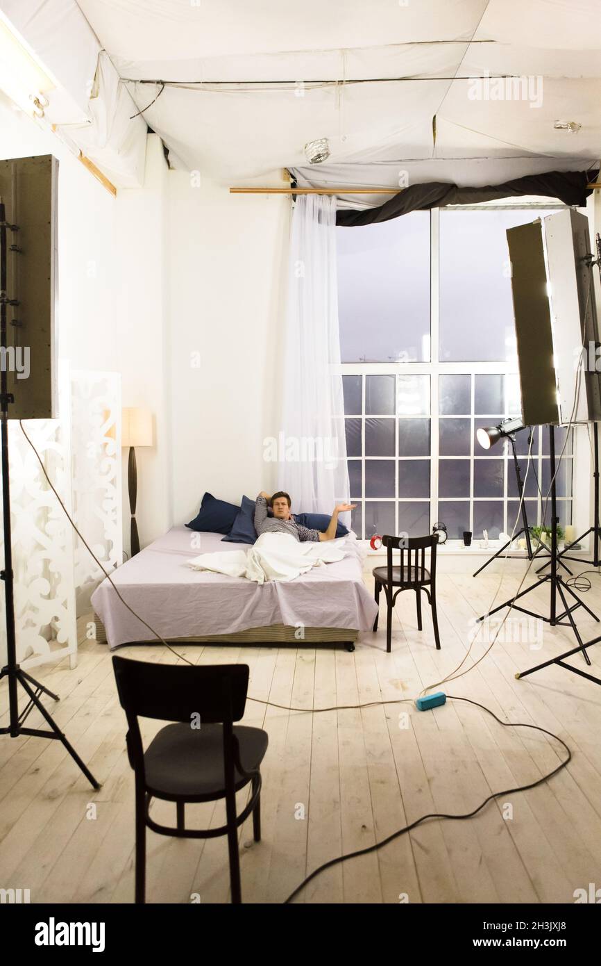 Camera da letto sul retro durante la sessione fotografica Foto Stock