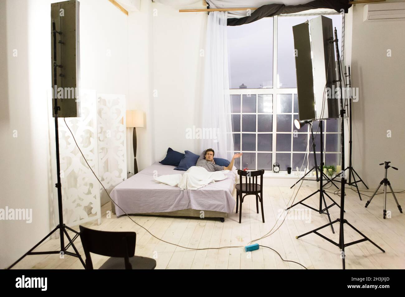 Camera da letto sul retro durante la sessione fotografica Foto Stock