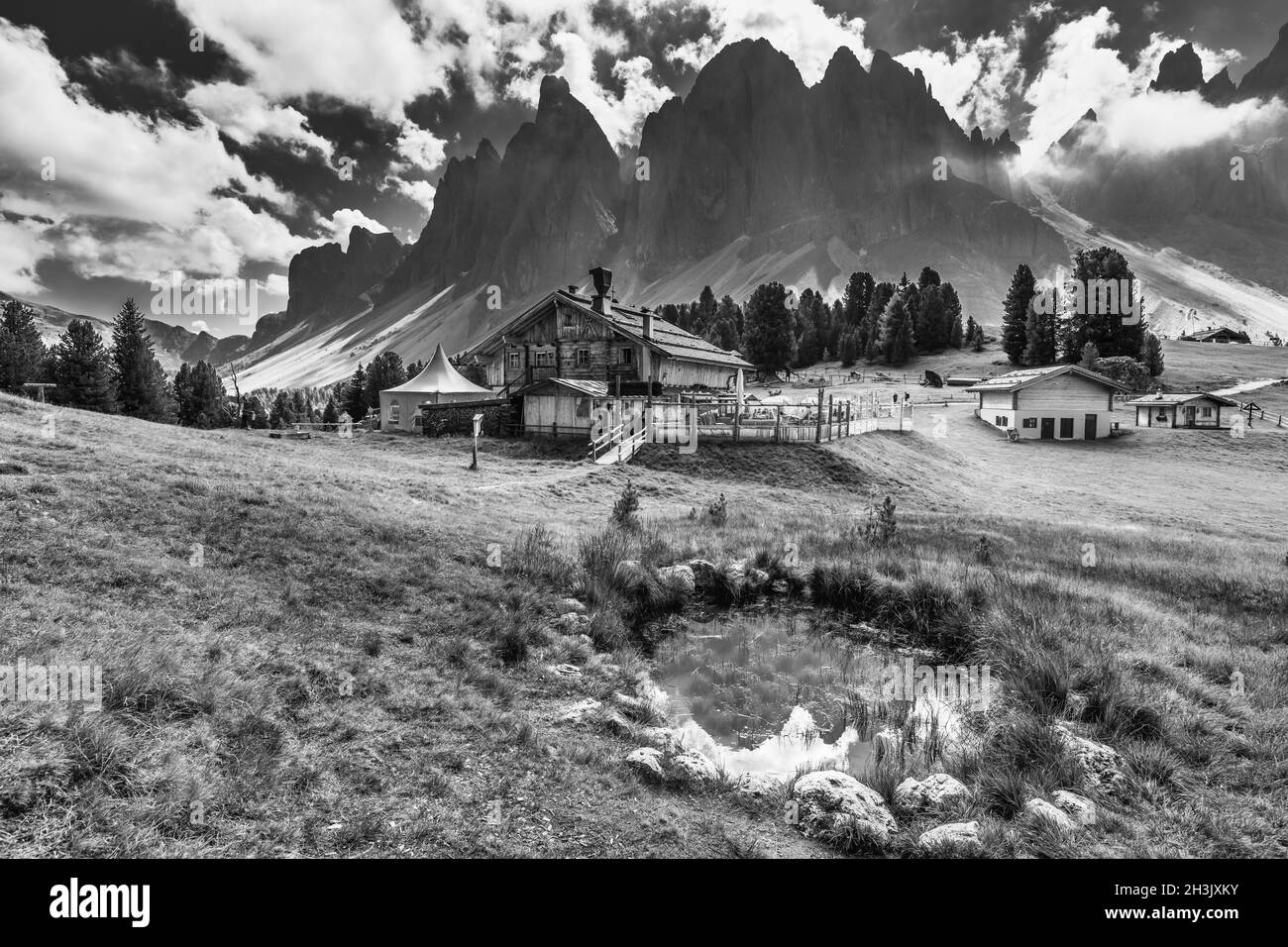 Funes Dolomiti. L'Odle. Bianco e nero. Foto Stock