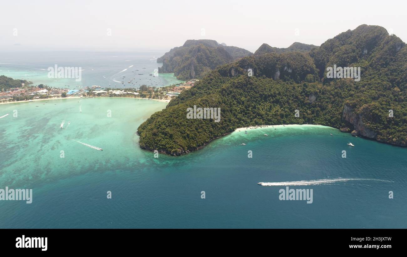 Foto aerea con droni di iconica spiaggia tropicale e resort sull'isola di Phi Phi e sulla baia di Yong Kasem (chiamata spiaggia delle scimmie) Foto Stock
