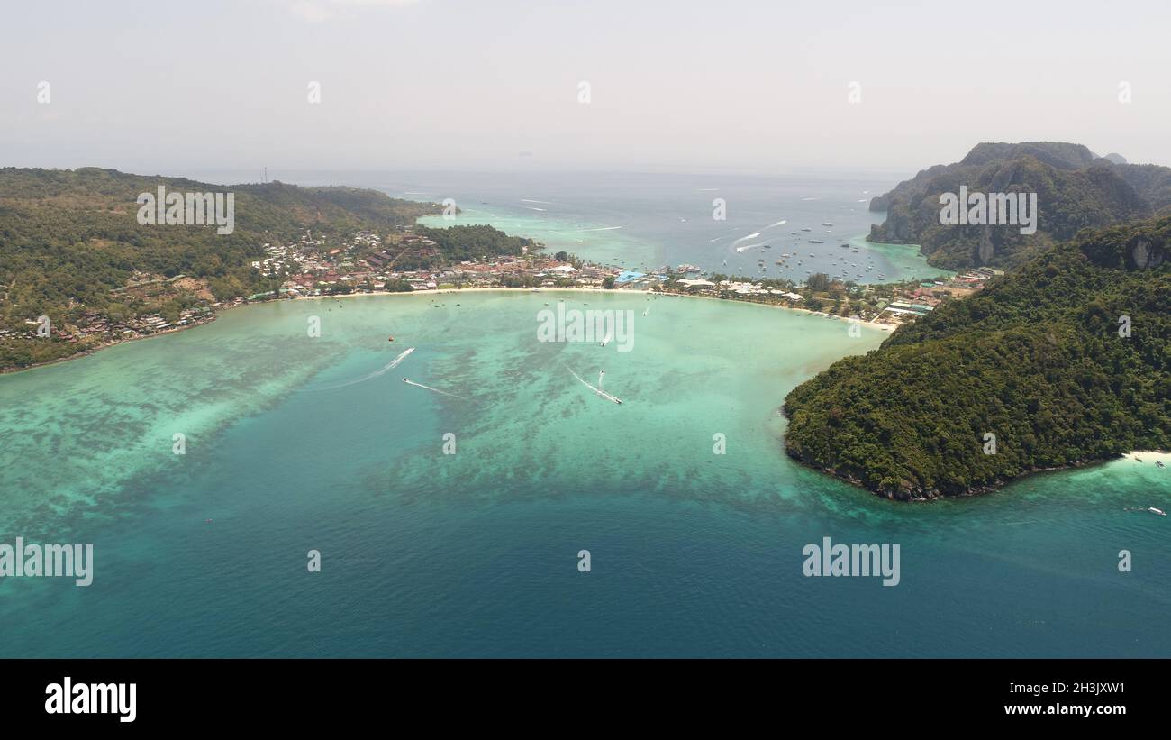 Foto aerea con droni dell'iconica spiaggia tropicale e dei resort dell'isola di Phi Phi Foto Stock