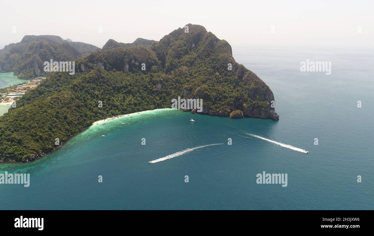 Foto aerea con droni di Yong Kasem Bay (chiamata spiaggia delle scimmie), parte dell'iconica isola tropicale di Phi Phi Foto Stock