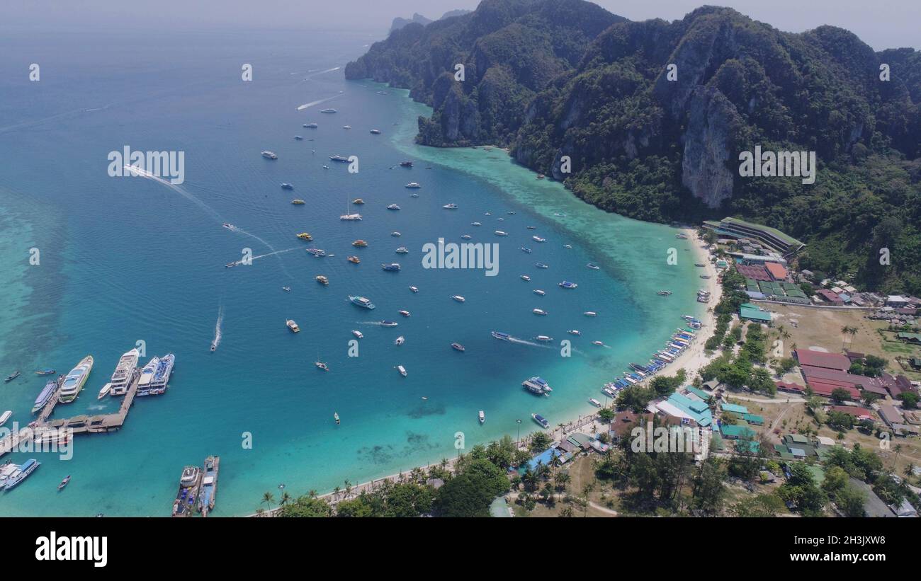 Foto con droni aerei del molo di Tonsai e dell'iconica spiaggia tropicale e dei resort dell'isola di Phi Phi Foto Stock