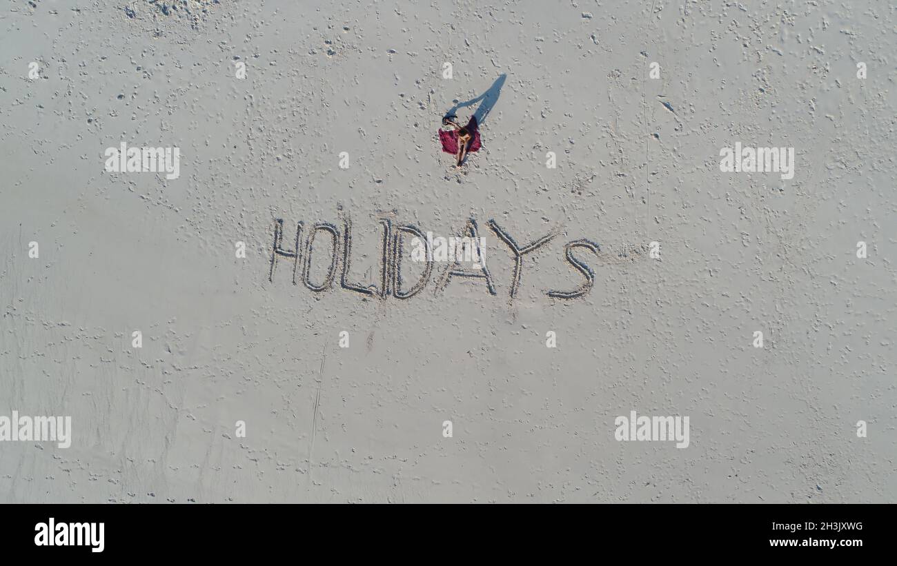 Vista dall'alto delle Vacanze scritte nella sabbia sulla spiaggia Foto Stock