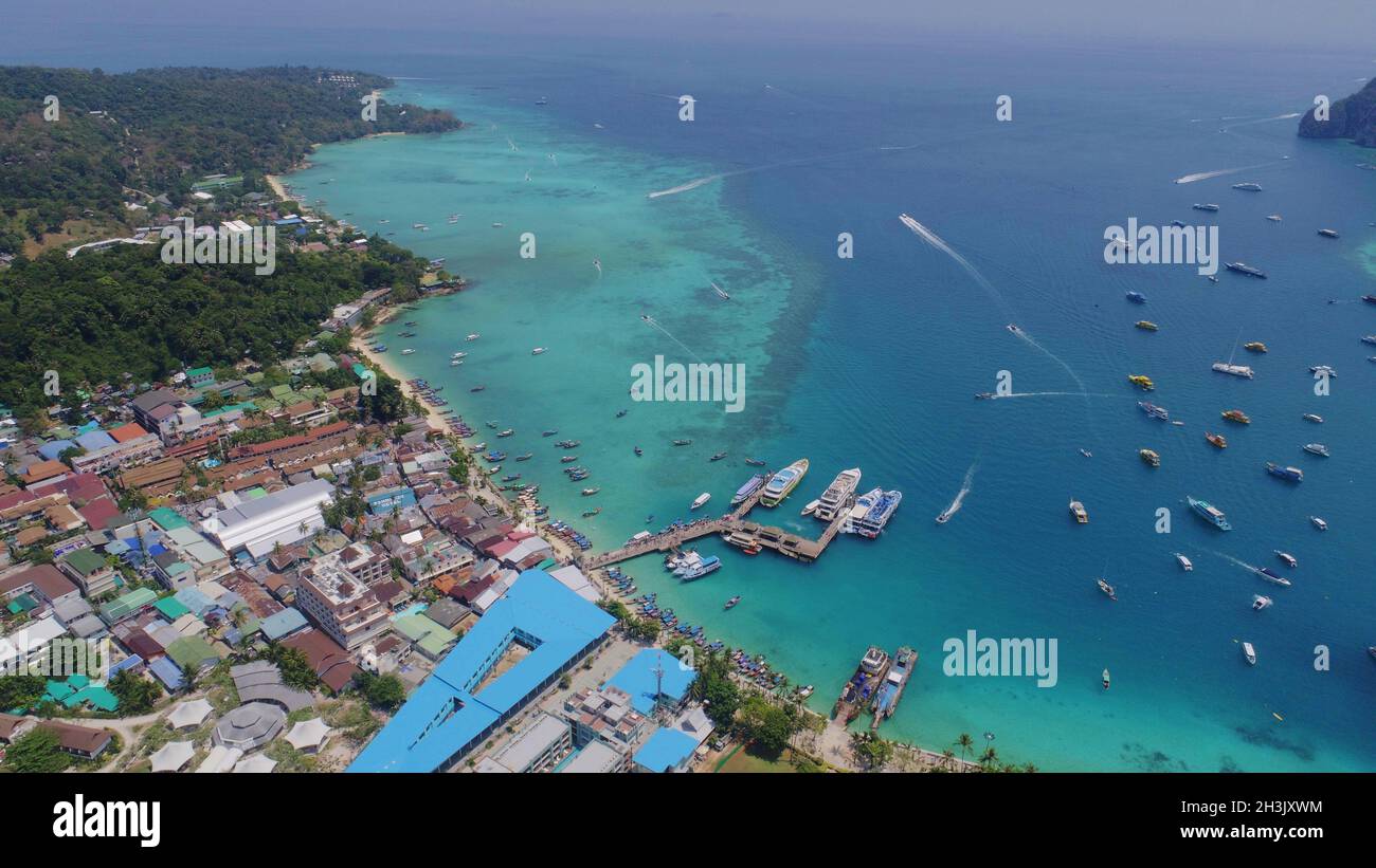 Foto con droni aerei del molo di Tonsai e dell'iconica spiaggia tropicale e dei resort dell'isola di Phi Phi Foto Stock