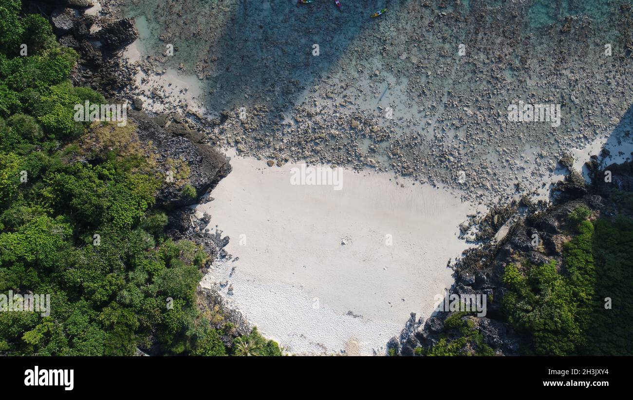 Foto con drone dall'alto della spiaggia di Nui Bay, parte dell'iconica isola tropicale di Phi Phi Foto Stock