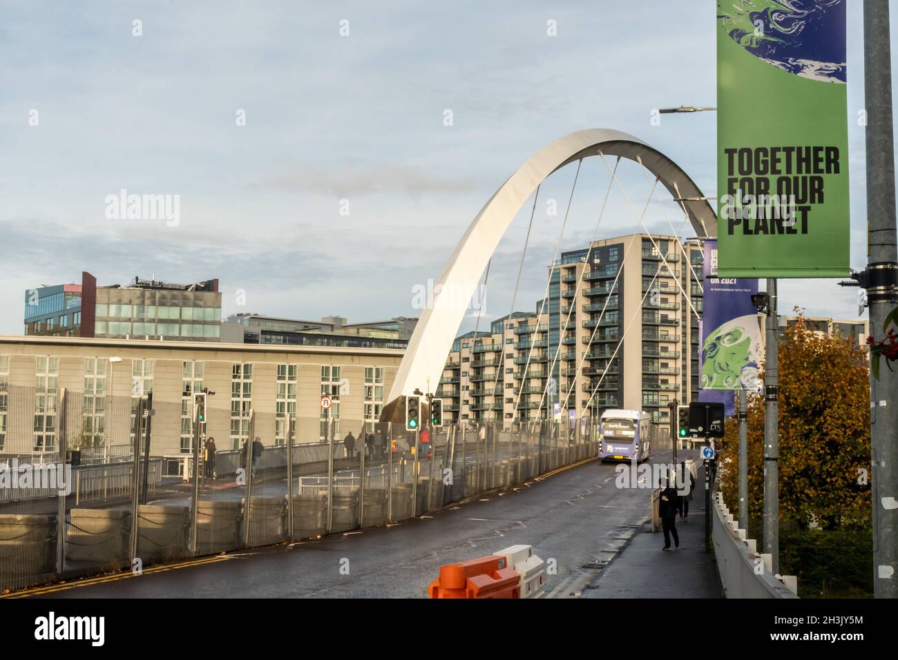 Una barriera di sicurezza in acciaio sul Clyde Arc a Glasgow blocca la Blue zone della COP26 mentre la città si prepara ad ospitare questo importante evento sul cambiamento climatico. Foto Stock