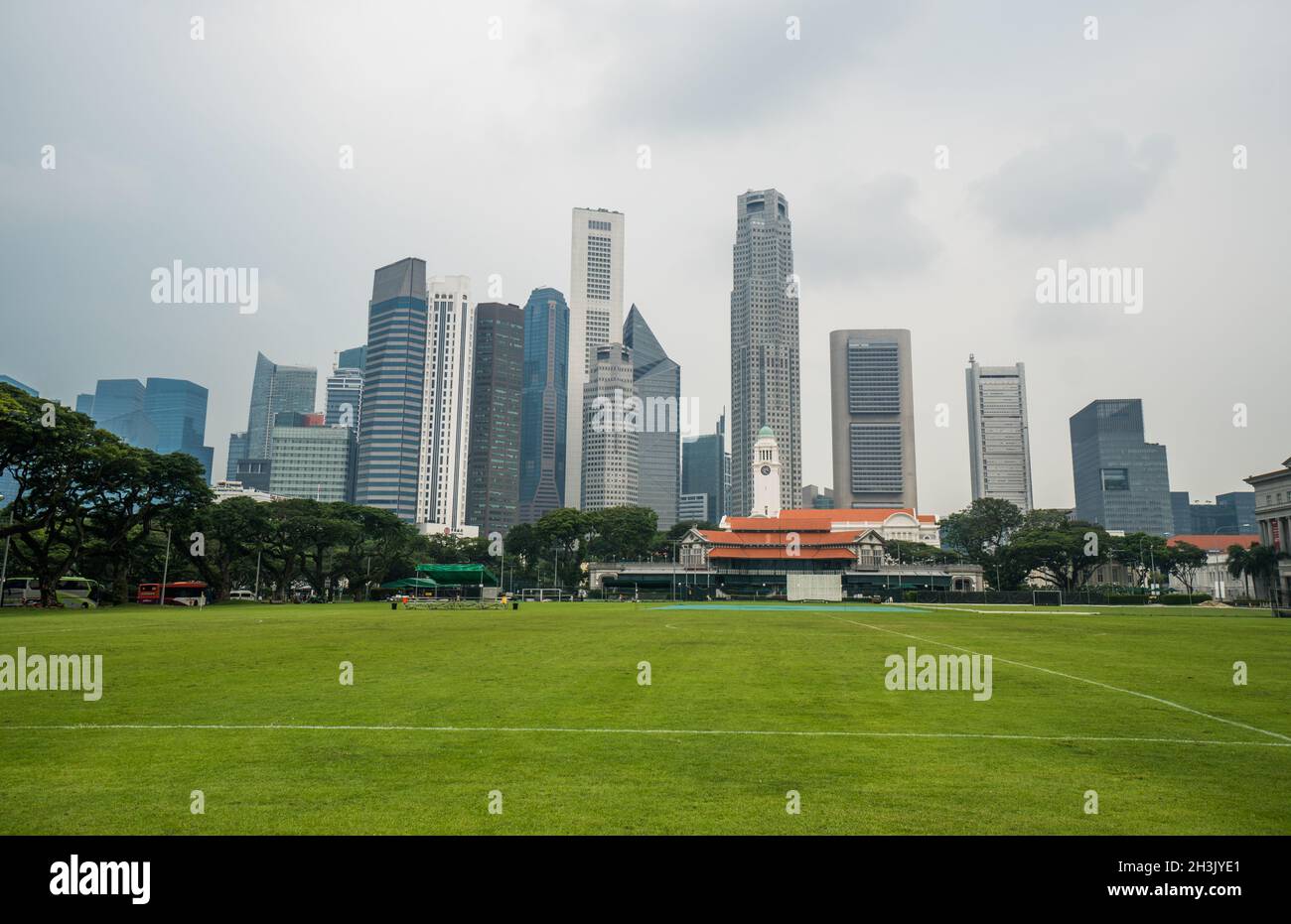 Paesaggio urbano di Singapore con campo da calcio e alti edifici commerciali Foto Stock
