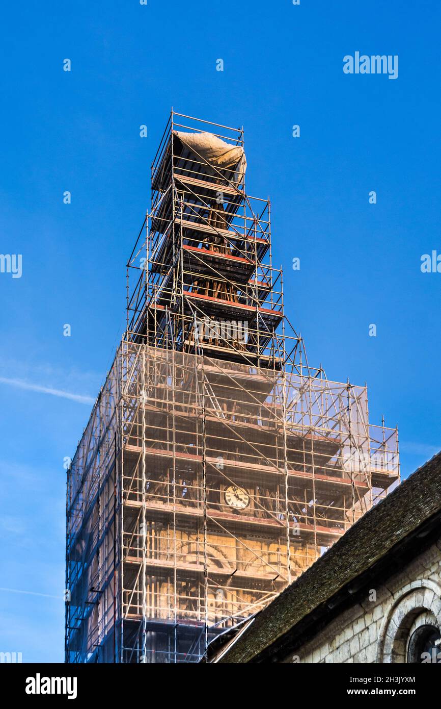 Impalcatura che circonda il campanile della chiesa di Notre-Dame a la celle-Guenand, Indre-et-Loire (37), Francia. Foto Stock