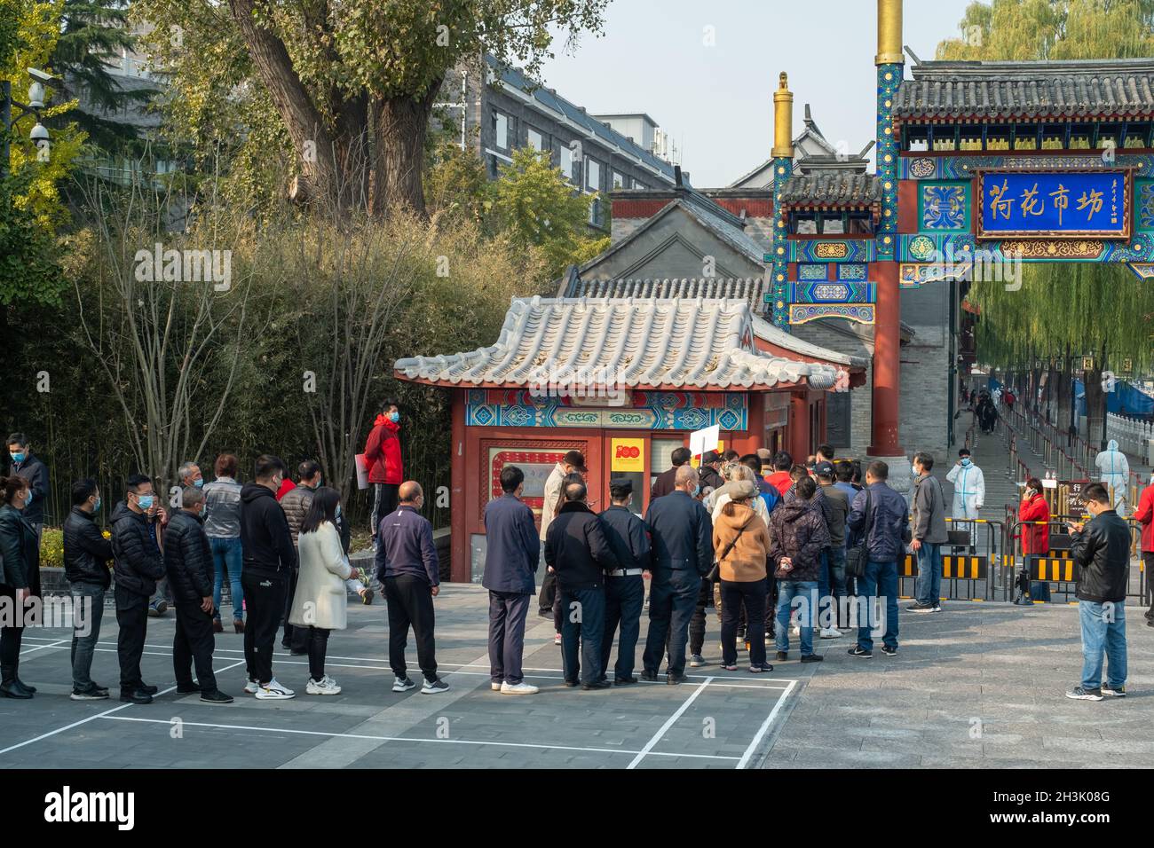 I residenti si allineano per ricevere booster contro COVID-19 in un sito di vaccinazione a Pechino, Cina. 29 ottobre 2021 Foto Stock