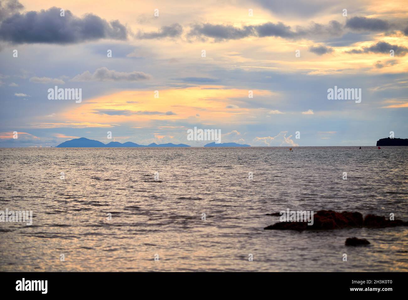Scena tranquilla di tramonto sopra il mare in serata Foto Stock