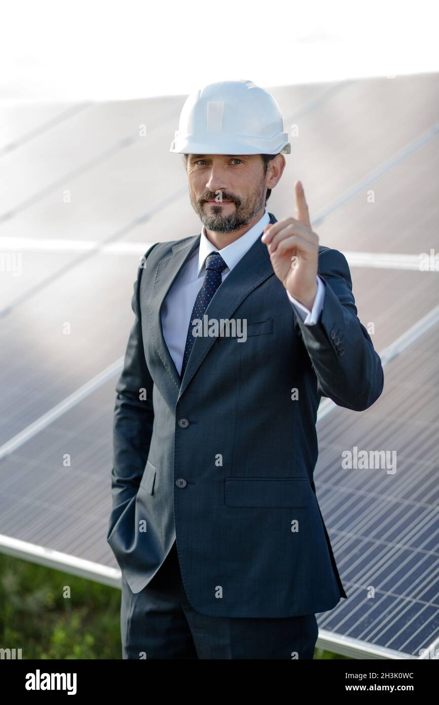 Imprenditore fa una scelta a favore dell'energia solare. Foto Stock