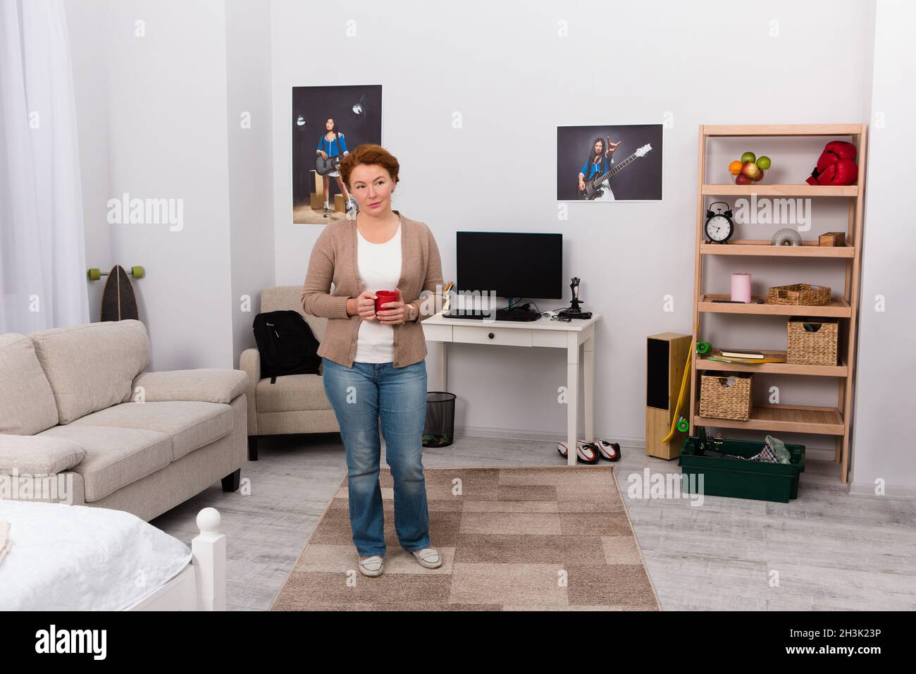 Vista della madre nella stanza del suo figlio adolescente. Foto Stock