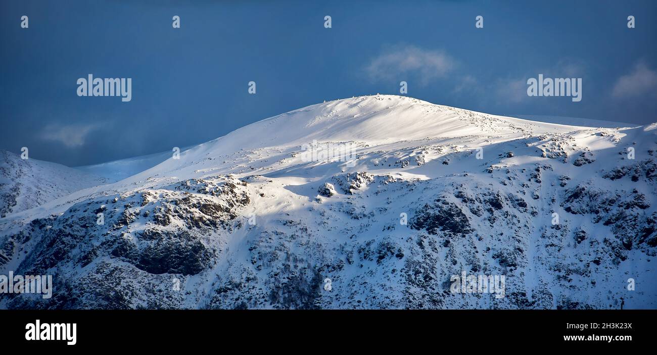 Panorama della montagna Sula che si crogiola in un po' di luce invernale, Norvegia Foto Stock