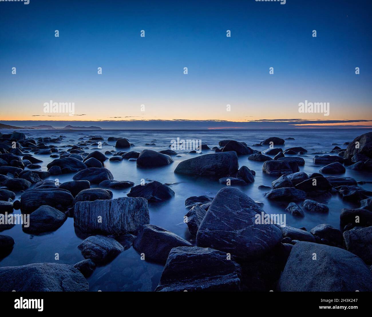 Ora blu sulla spiaggia di Alnes, Norvegia Foto Stock