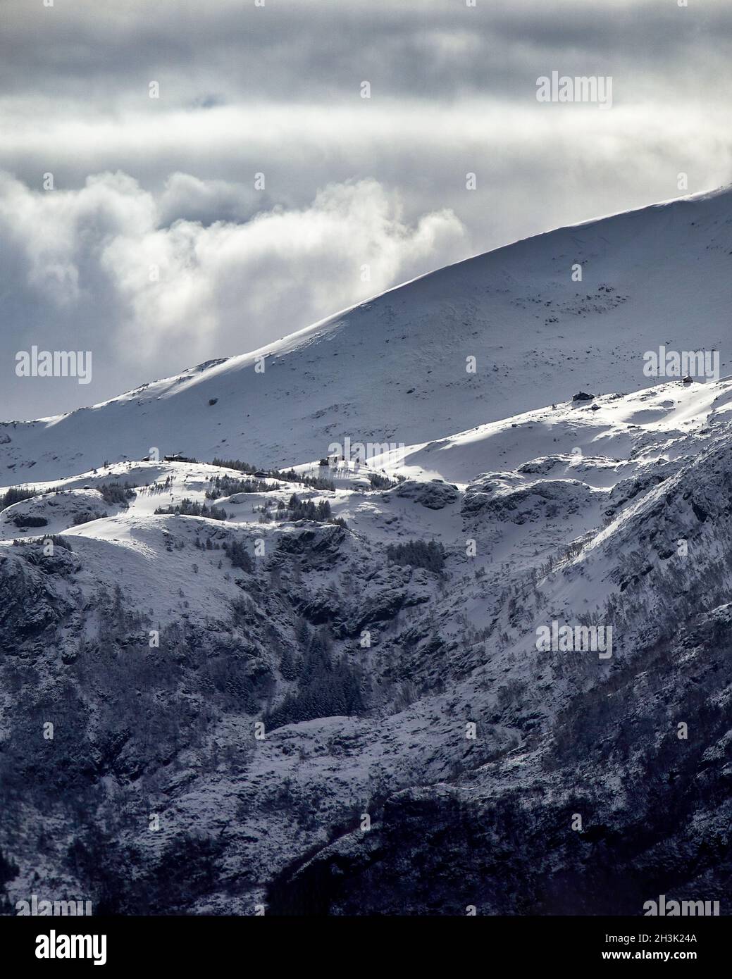 Cabine alte sulle montagne che si affacciano sul fiordo di Hessa, Norvegia Foto Stock