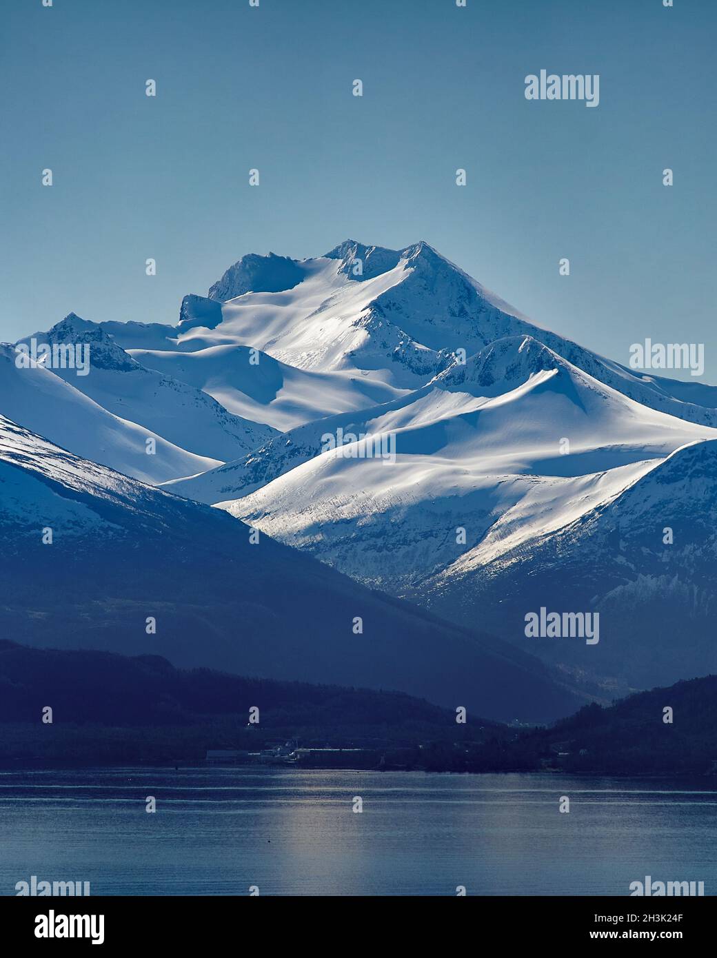 Le maestose Alpi di Sunnmøre in inverno, Norvegia Foto Stock