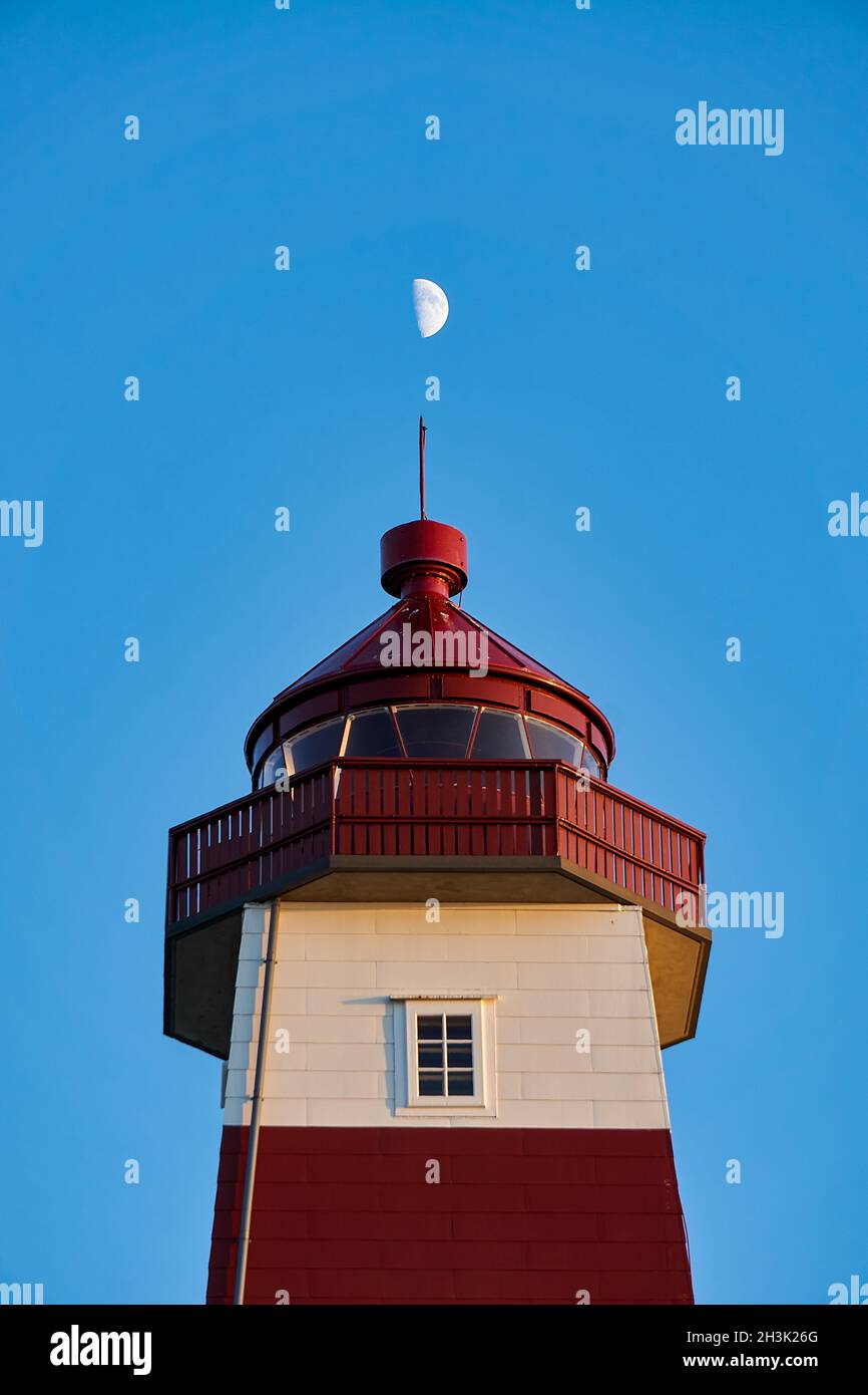 Faro di Alnes simile a un razzo che mira alla luna, Norvegia Foto Stock