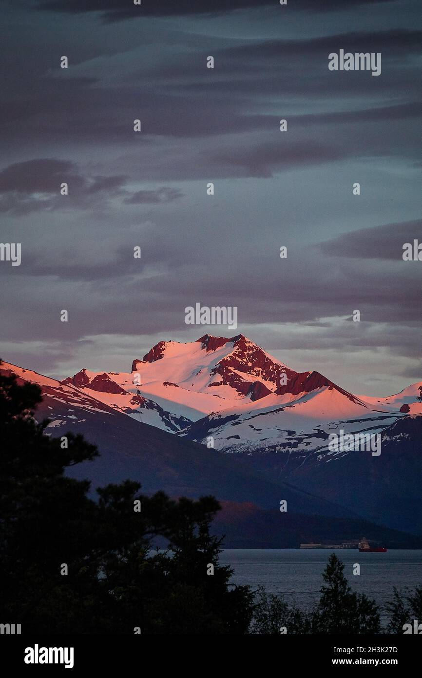 Luce serale che colpisce le cime delle Alpi Sunnmøre, Norvegia Foto Stock