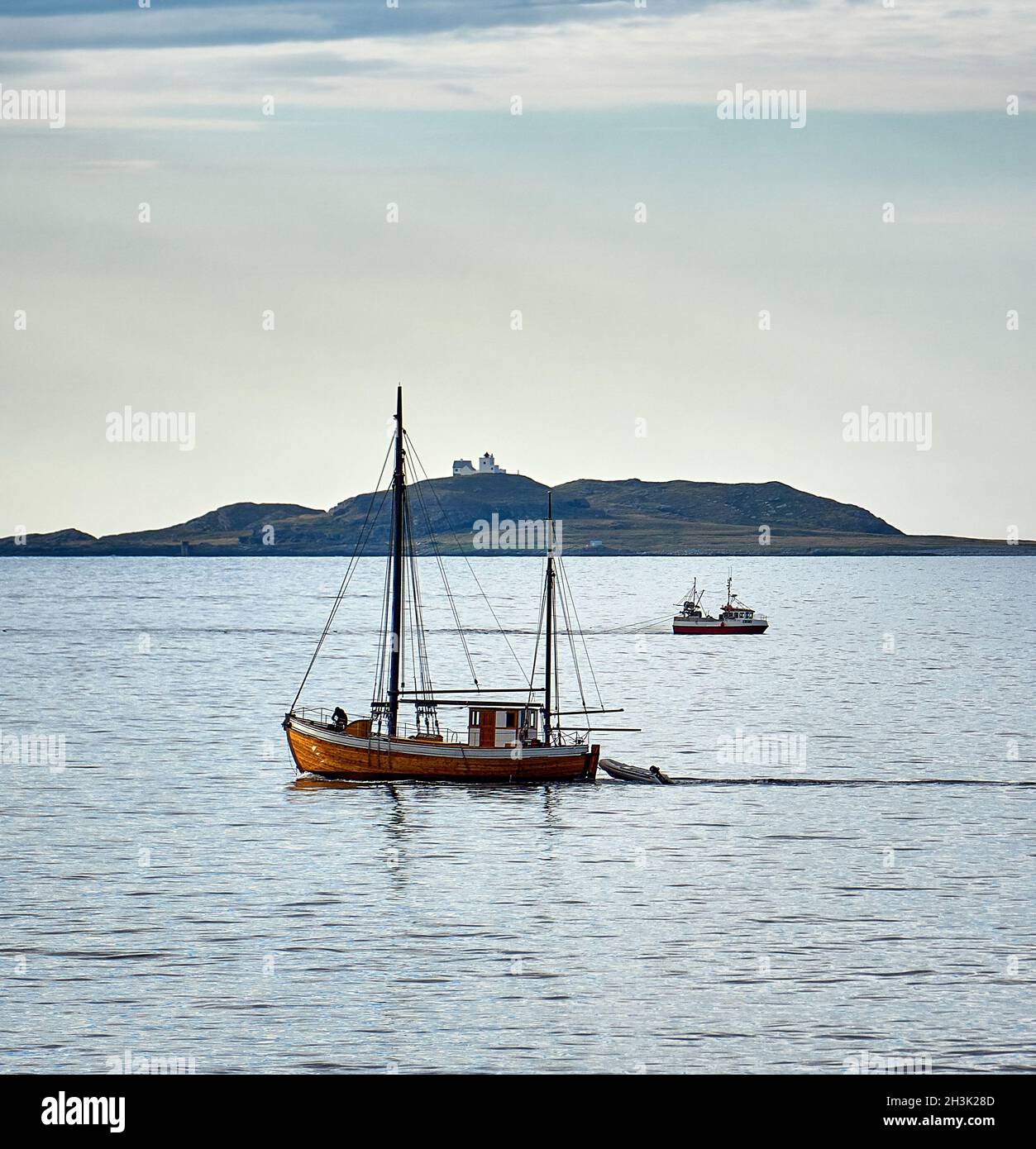 Traffico marittimo mentre il faro di Erkna tiene sotto controllo, Norvegia Foto Stock
