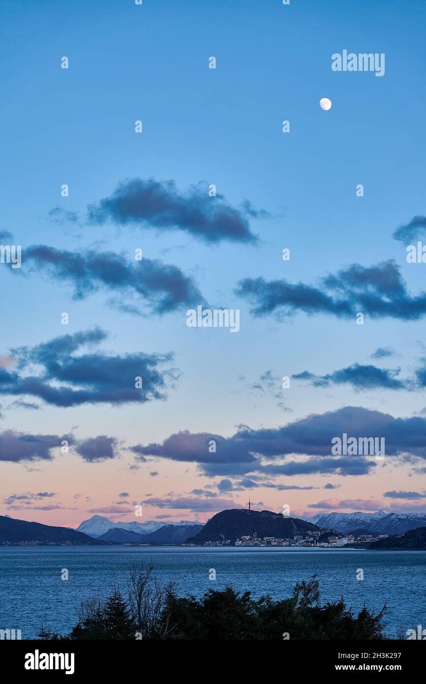 Luna sopra Ålesund, Norvegia Foto Stock