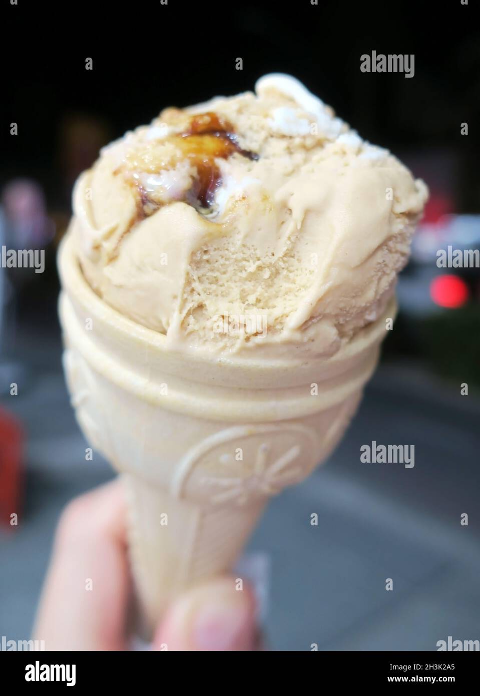 Il gelato al caramello salato in un cono di waffle è una delle prelibatezze più popolari di Ayay Napa Cipro Foto Stock