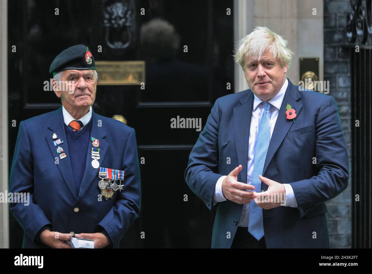 Downing Street, Londra, Regno Unito. 29 ottobre 2021. Il primo ministro Boris Johnson incontra i fundraisers per la Royal British Legion e acquista un papavero di fronte alla porta numero 10 a Downing Street. Credit: Imagplotter/Alamy Live News Foto Stock