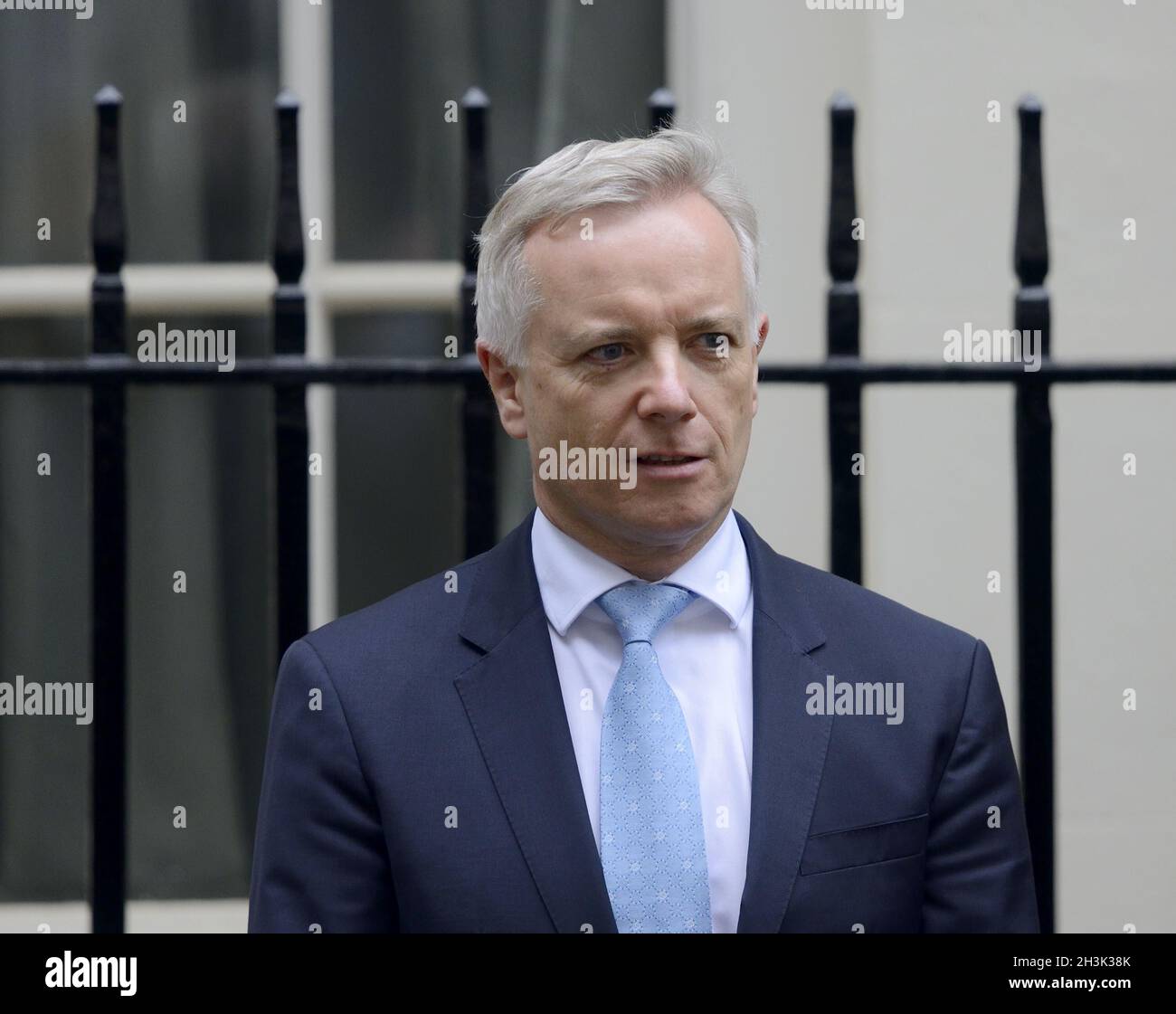 Rob Butler MP (con: Aylesbury) fuori 11 Downing Street prima del discorso di Rishi Sunak's Budget, 27 ottobre 2021 Foto Stock