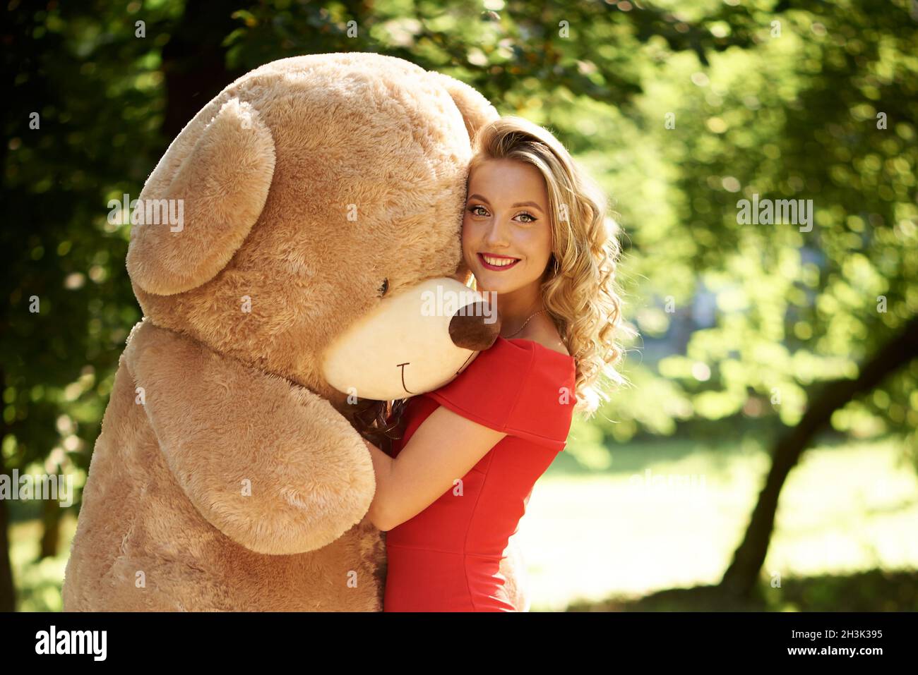 Abbracci con un enorme orsacchiotto nel parco. Foto Stock