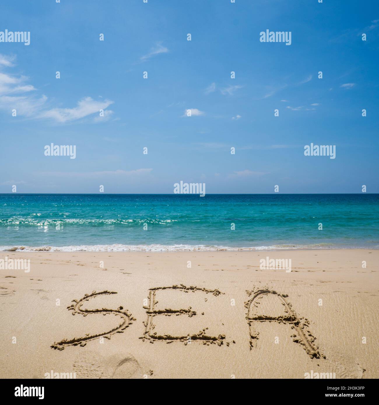 Mare scritto sulla spiaggia sopra il mare Foto Stock