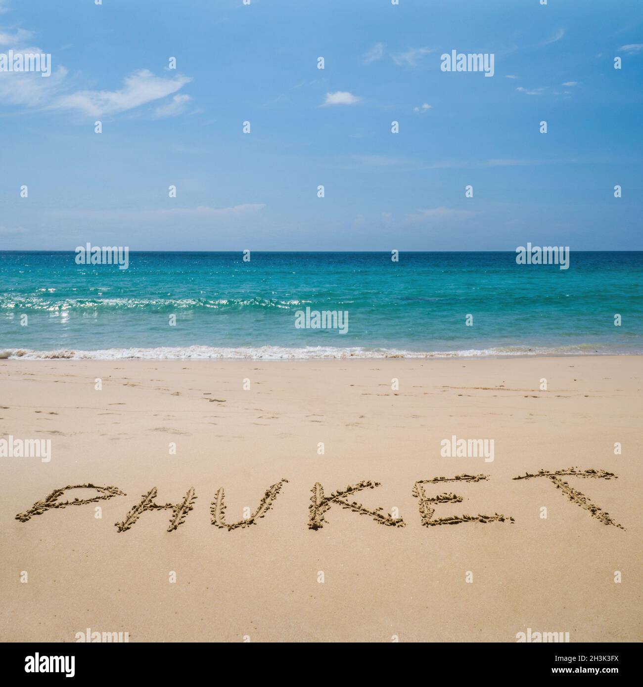 Phuket scritto sulla spiaggia sopra il mare Foto Stock