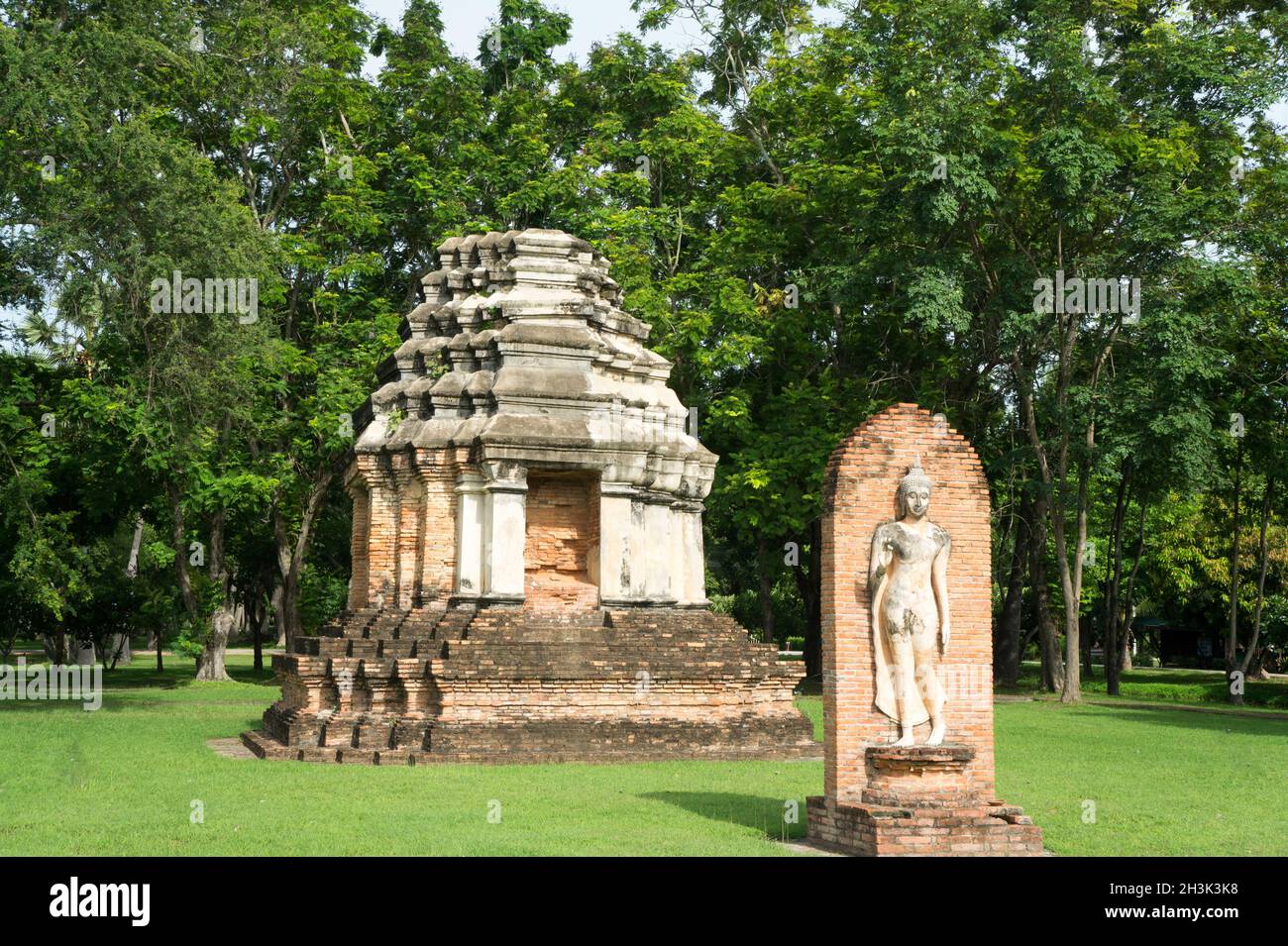 Rovine nel parco storico di sukhothai Foto Stock