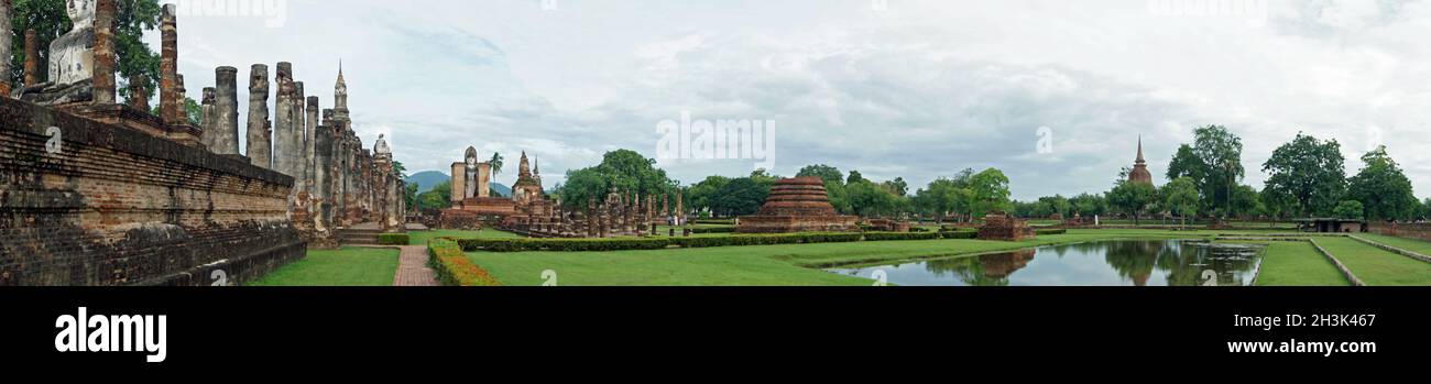 Rovine nel parco storico di sukhothai Foto Stock