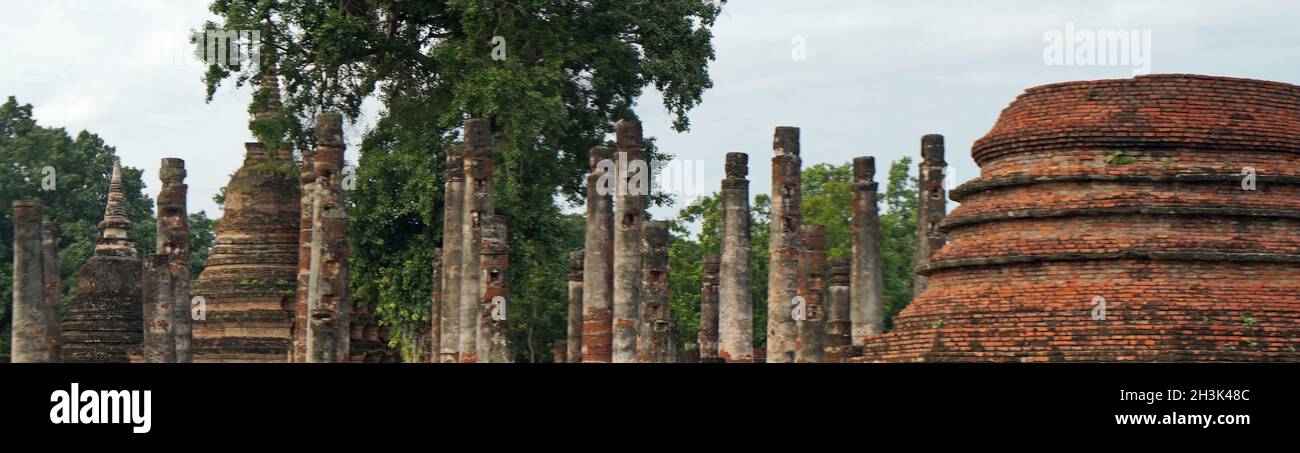 Rovine nel parco storico di sukhothai Foto Stock