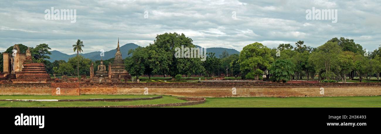 Rovine nel parco storico di sukhothai Foto Stock