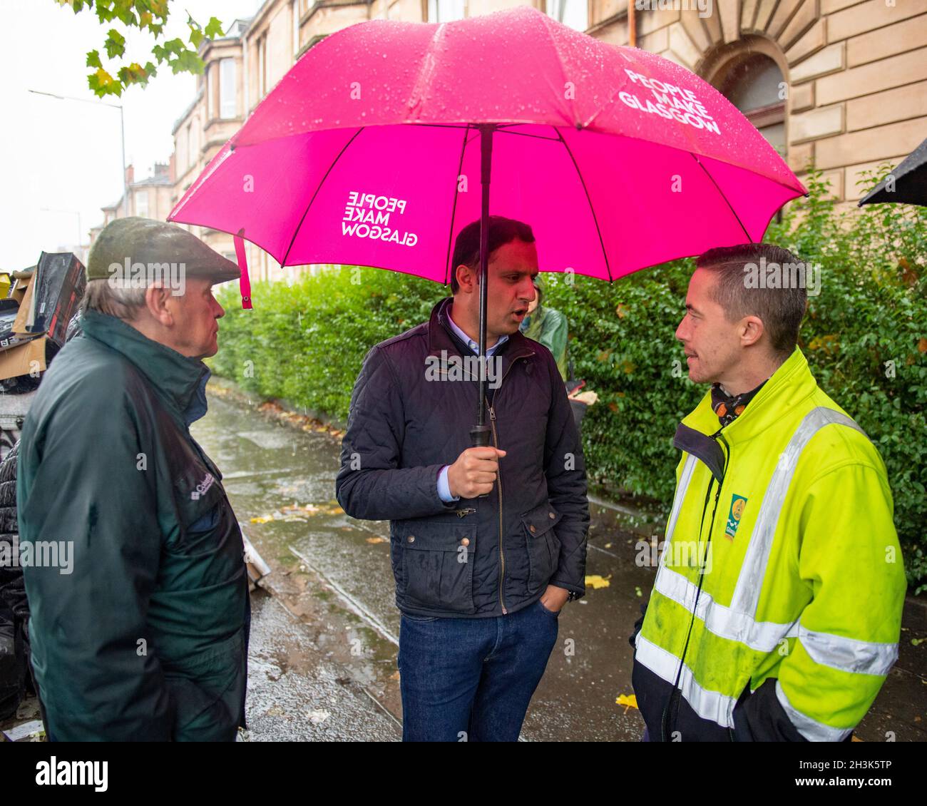 Glasgow, Scozia, Regno Unito. 29 ottobre 2021. NELLA FOTO: ANAS Sarwar MSP - leader del partito laburista scozzese va in una passeggiata intorno a Paisley Road West di Glasgow per parlare con gli addetti alla pulizia GMB a causa del problema di ribaltamento del volo e infestazione del ratto intorno alle strade sporche di Glasgow. Pochi giorni prima che i leader mondiali partecipino alla Conferenza sul cambiamento climatico di Glasgow, l'immagine di Glasgow rimane in equilibrio. Credit: Colin Fisher/Alamy Live News Foto Stock