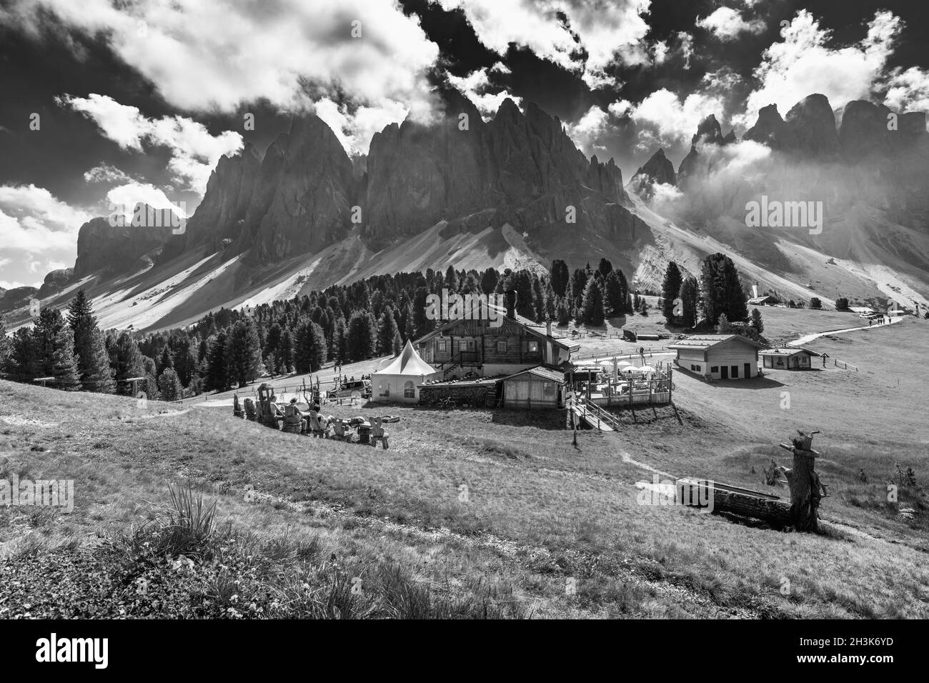 Funes Dolomiti. L'Odle. Bianco e nero. Foto Stock