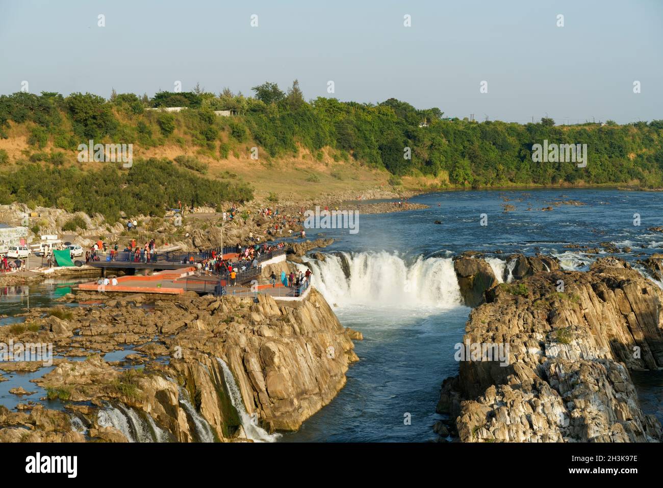 Cascata di Dhuandhar a Bhedaghat, Jabalpur, Madhya Pradesh, India. Girato dalla funivia, funivia. Foto Stock