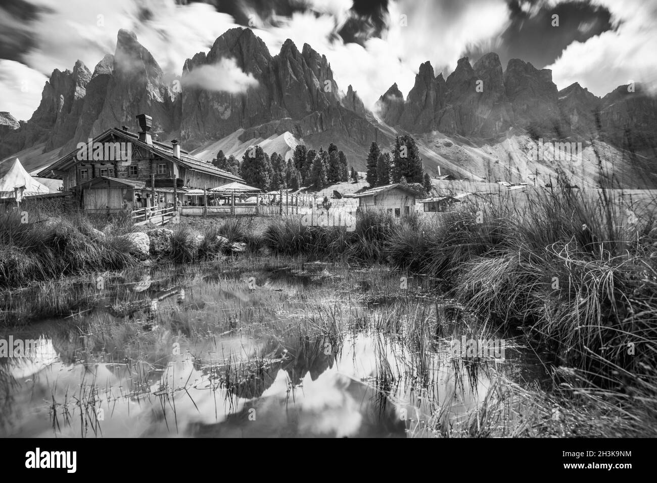 Funes Dolomiti. L'Odle. Bianco e nero. Foto Stock