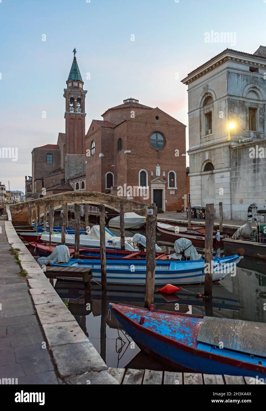 Chiesa di San Giacomo Apostolo (San Giacomo Apostolo) e Canal vena, Chioggia, Venezia, Italia Foto Stock