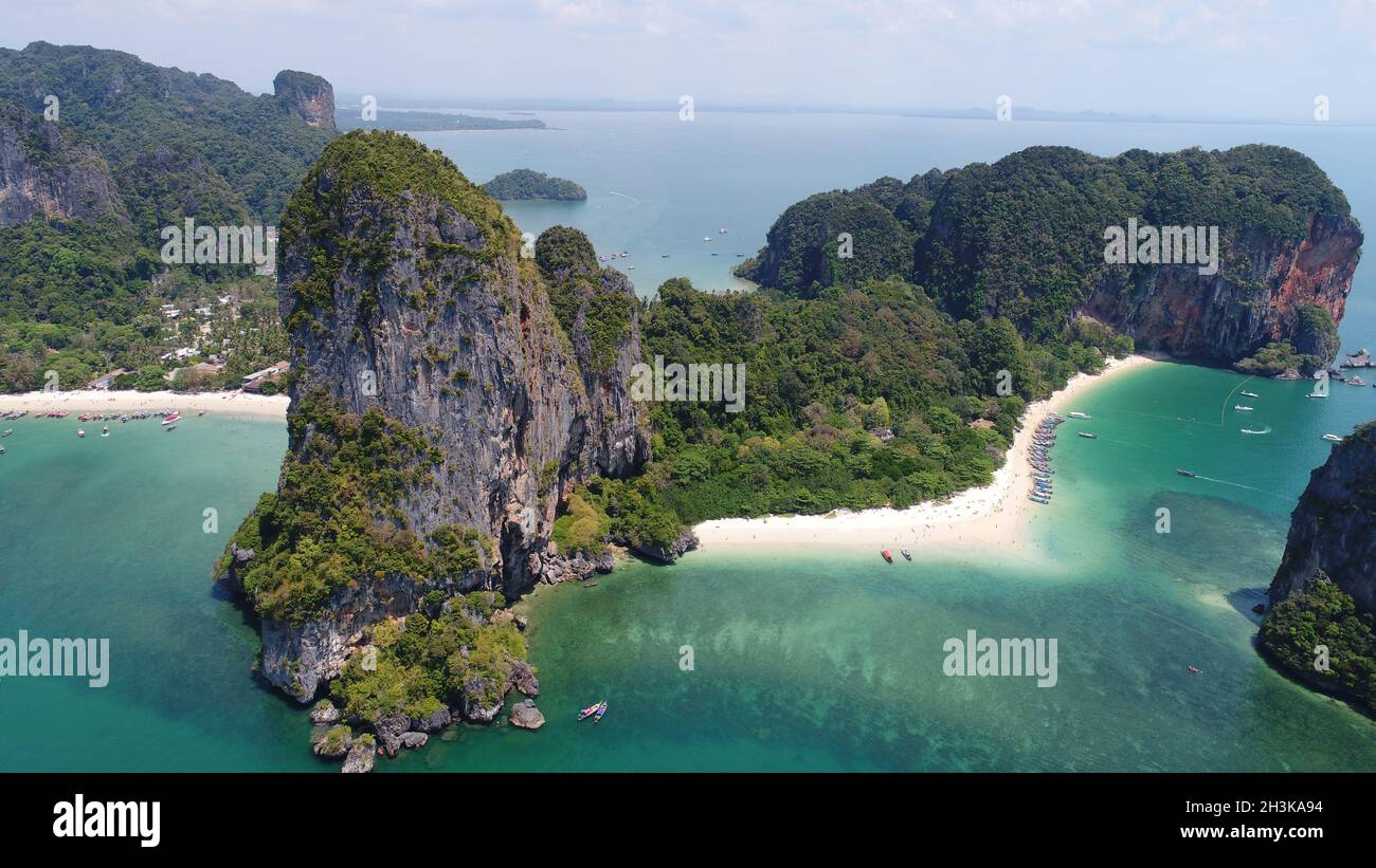 Vista aerea della spiaggia e della costa di Railay nella provincia di Krabi Foto Stock