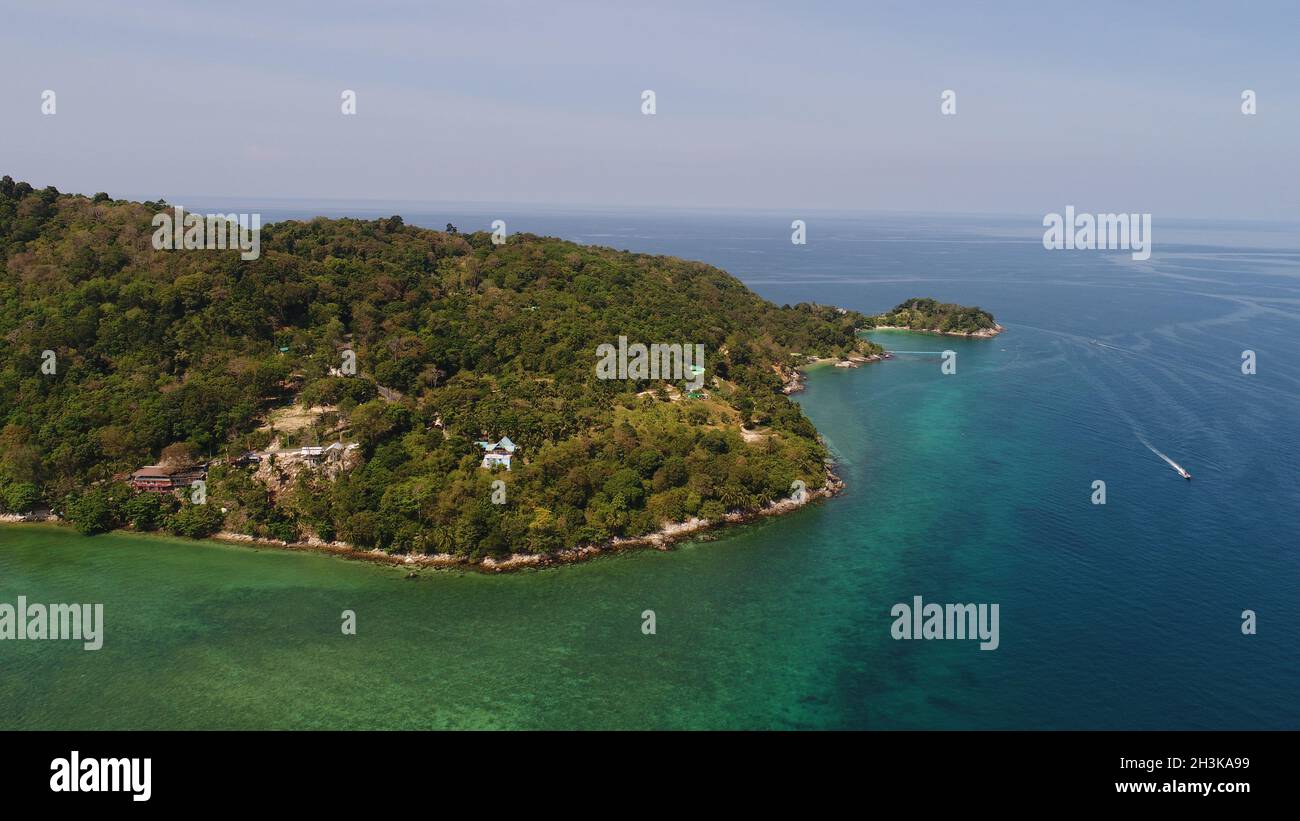 Vista aerea della costa dell'isola con rocce e acqua di mare intorno Foto Stock