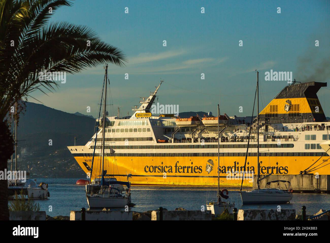 FRANCIA. CORSICA DEL SUD (2A) AJACCIO. AMIRAUTE MARINA. CORSICA TRAGHETTI ORMEGGIATI Foto Stock