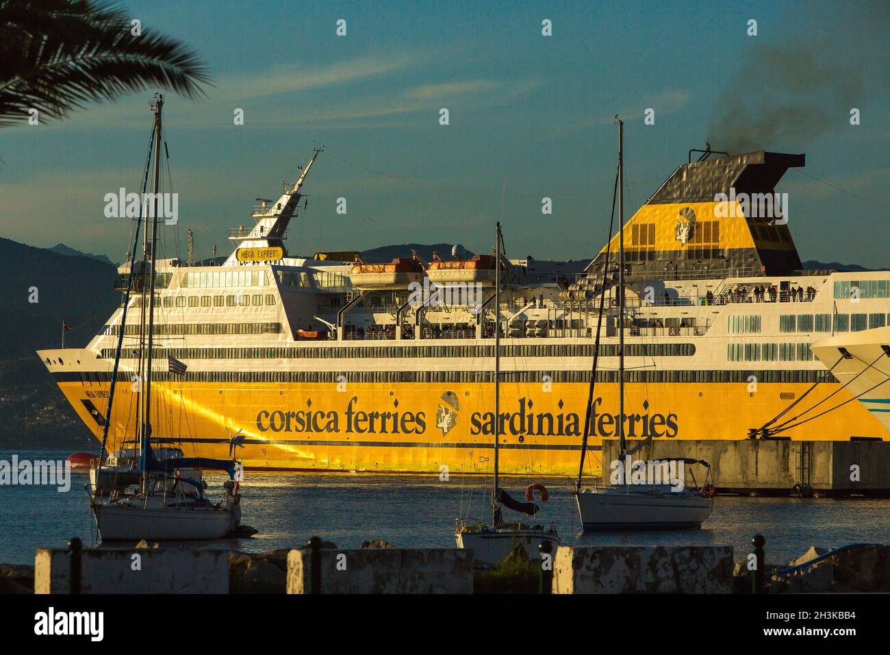 FRANCIA. CORSICA DEL SUD (2A) AJACCIO. AMIRAUTE MARINA. CORSICA TRAGHETTI ORMEGGIATI Foto Stock