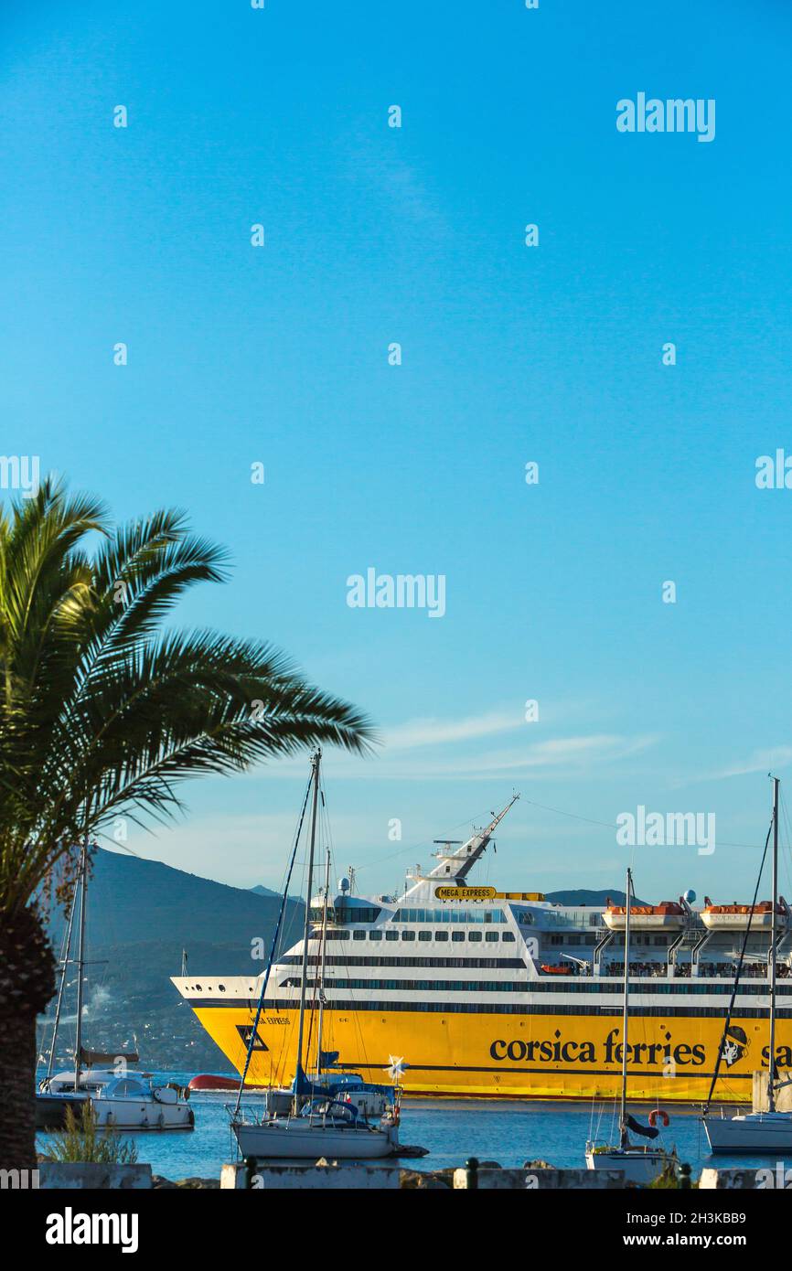 FRANCIA. CORSICA DEL SUD (2A) AJACCIO. AMIRAUTE MARINA. CORSICA TRAGHETTI ORMEGGIATI Foto Stock